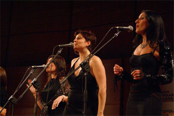 sezione femminile dei "4 Heaven & More" sul palco