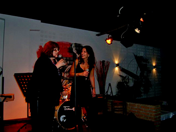 Duetto tra Eva e Nadia a fine serata. Duetto tra Eva e Nadia a fine serata.