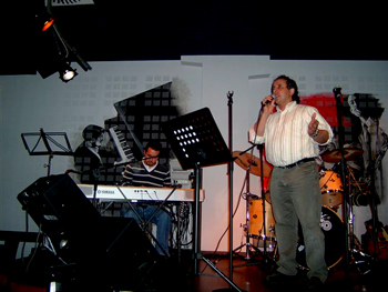 Nino Cannatà, accompagnato al piano dal figlio Luca Nino Cannatà, accompagnato al piano dal figlio Luca