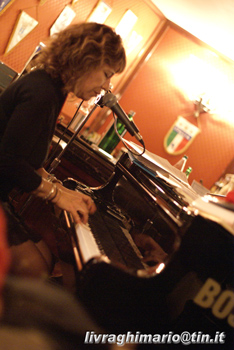 Laura Fedele, promotrice della serata, al pianoforte. Singer's Niglt al Caffè Doria