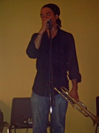Gendrickson Mena fa un esempio di scat singing Gendrickson Mena fa un esempio di scat singing